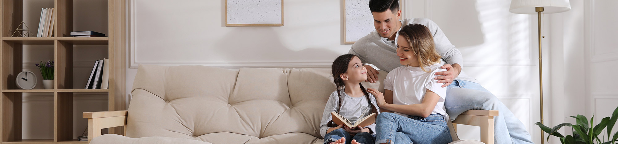 Eine glückliche Familie in ihrer neuen Immobilie